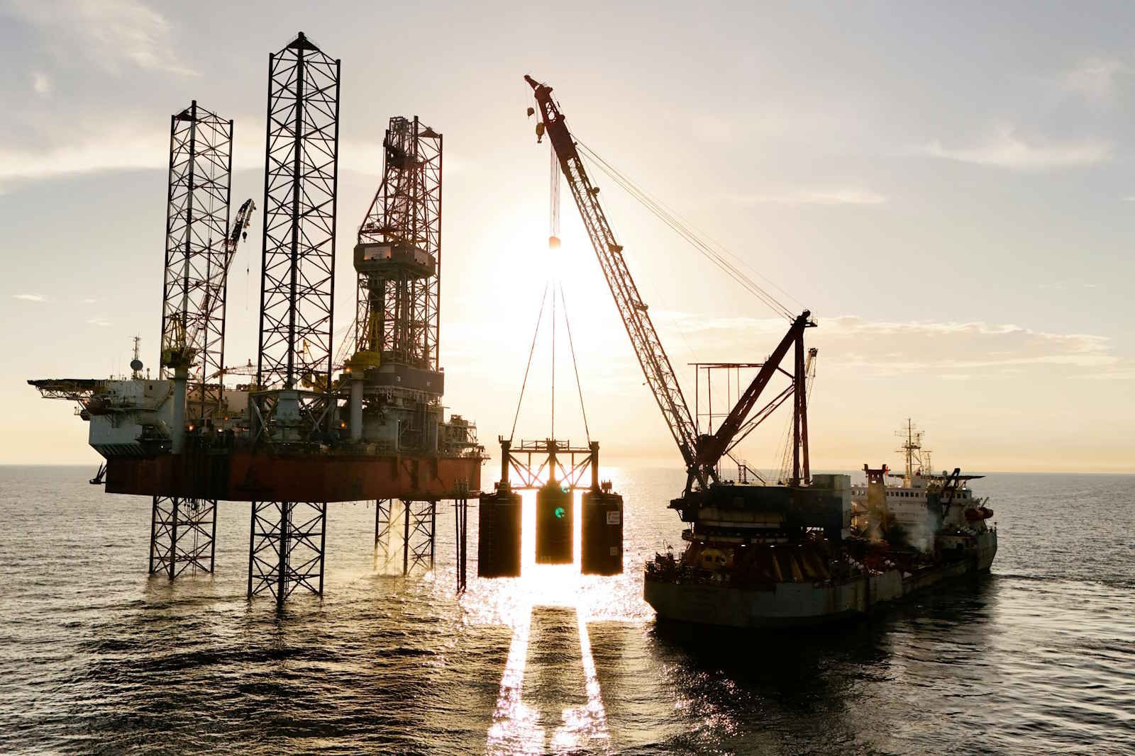 Petróleo fecha em alta de quase 4%, enquanto presidente do Irã promete nunca se render