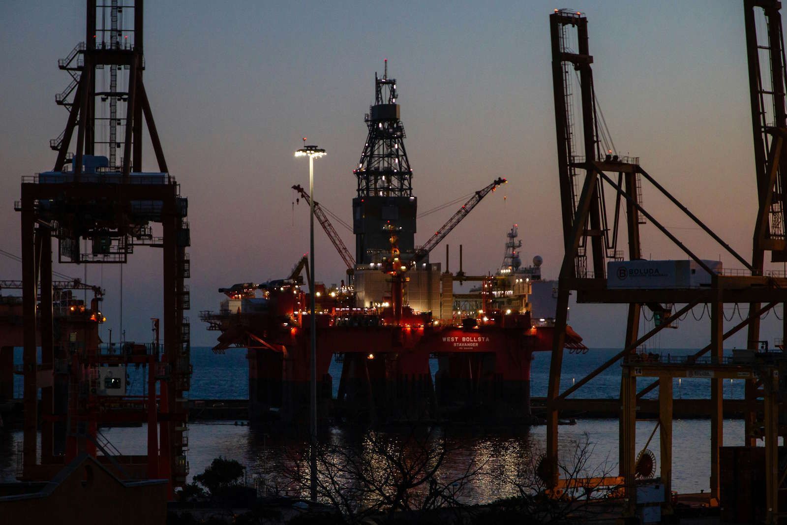 Petróleo cai na sessão, mas tem ganho semanal de 8%; diesel nos EUA atinge recorde