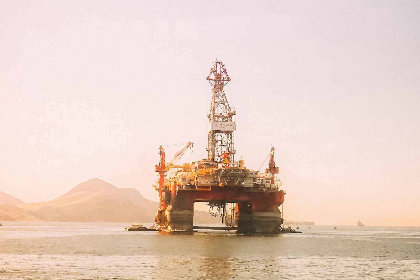 Petróleo fecha em alta por falta de avanços diplomáticos entre Irã e EUA
