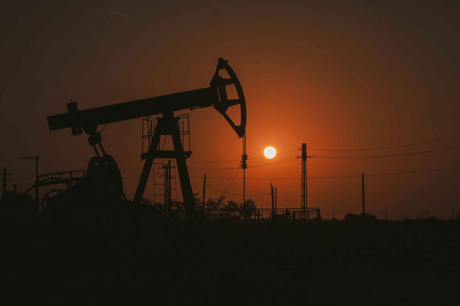 Petróleo tem queda de 2,5% diante de sinais de recuperação das exportações do Oriente Médio