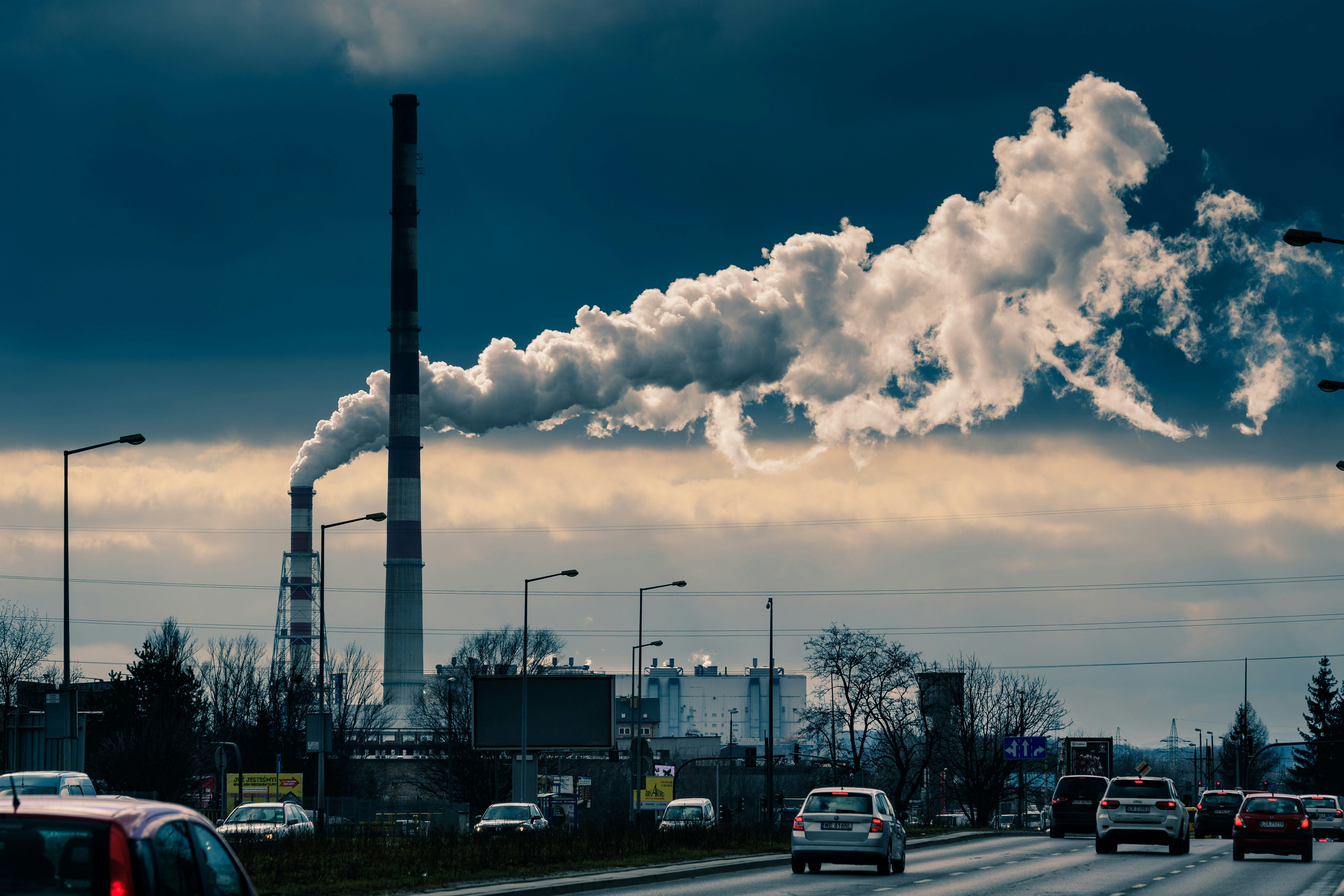 Guerra contra o Irã acelera políticas de energia limpa, mas emissões globais ainda sobem